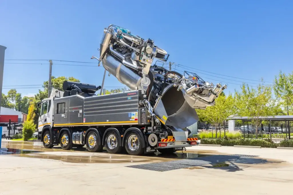 Cappellotto CAP RECY 3200 10x4 with the tank raised