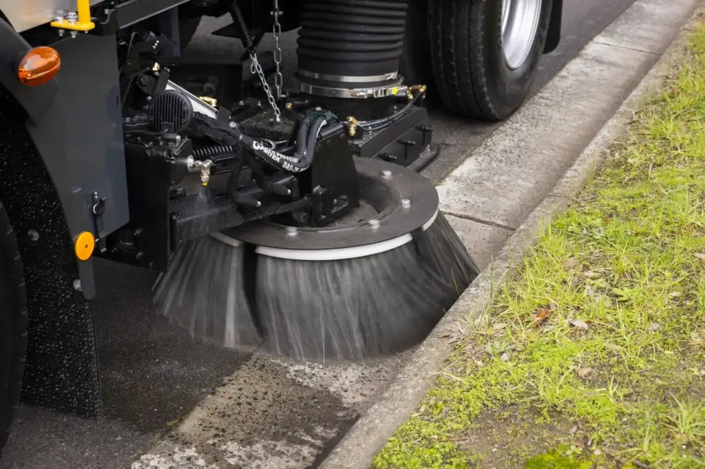 Schwarze GS6 Tempest sweeping